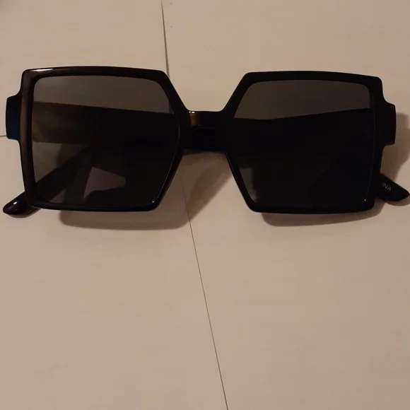 Black Minimal Square Golden Ring Sunglasses - Picture 2 of 4
